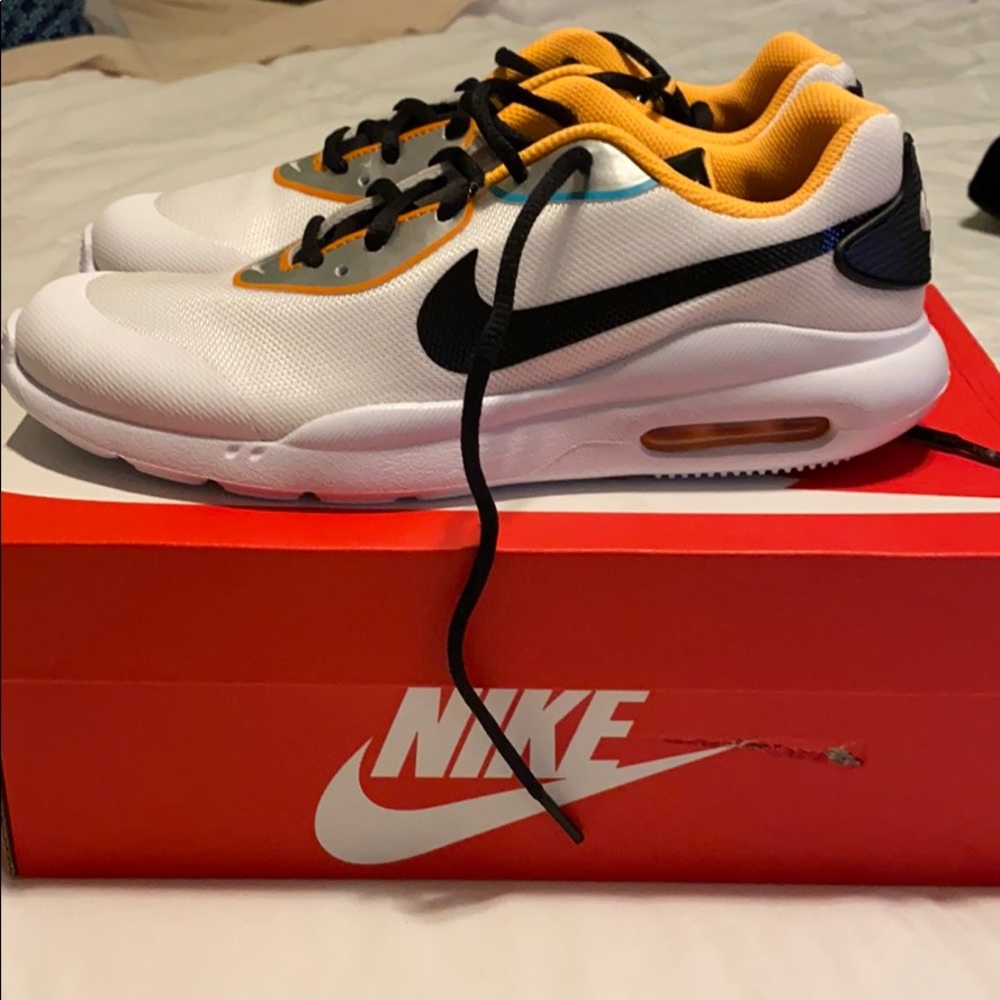 Women’s Nike air max oketo tennis shoes sz 7.5